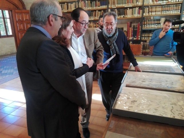 La Junta restaura una colección de láminas del IES Machado