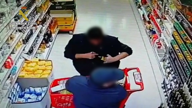 Investigado por hurto de licores en un supermercado