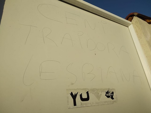 Pintada homófoba contra una ex-edil popular en San Leonardo