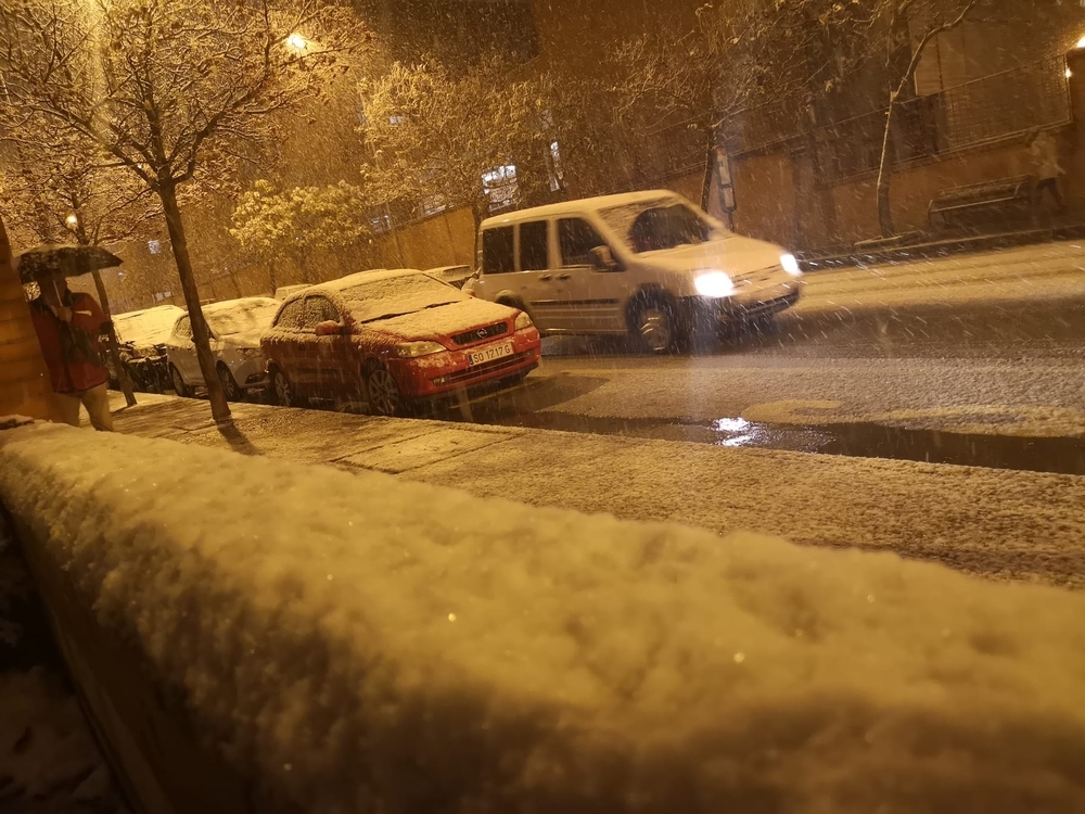 La nieve cae con fuerza en la capital
