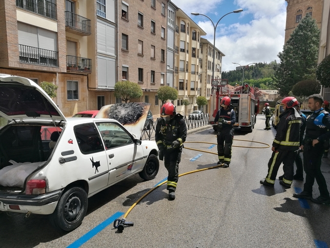 Un coche se incendia en la Calle Doctrina