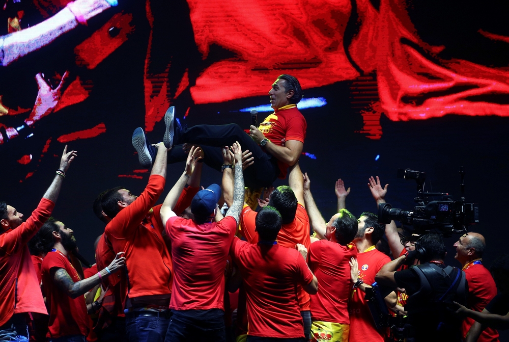 La afición celebra con la selección española de baloncesto el Mundial en la plaza de Colón  / RODRIGO JIMÉNEZ