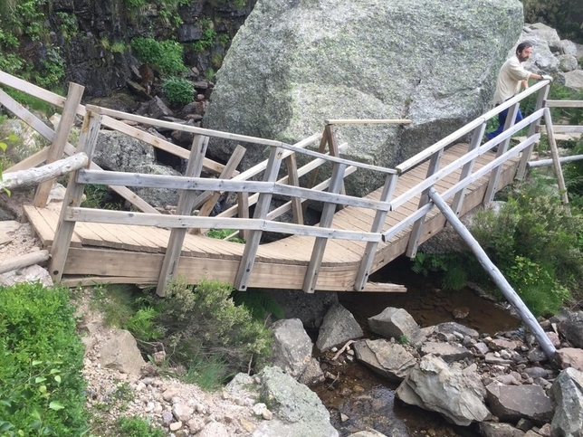 La Junta instala un nuevo puente en la cascada de la Laguna