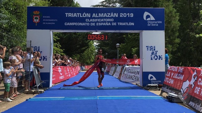 Javier Lluch y Raquel Aróstegui ganan el Triatlón de Almazán