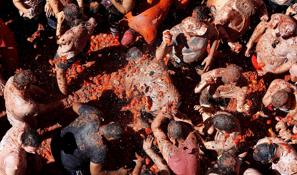 La Tomatina colorea el final del verano en Buñol con 145.000 kg de 