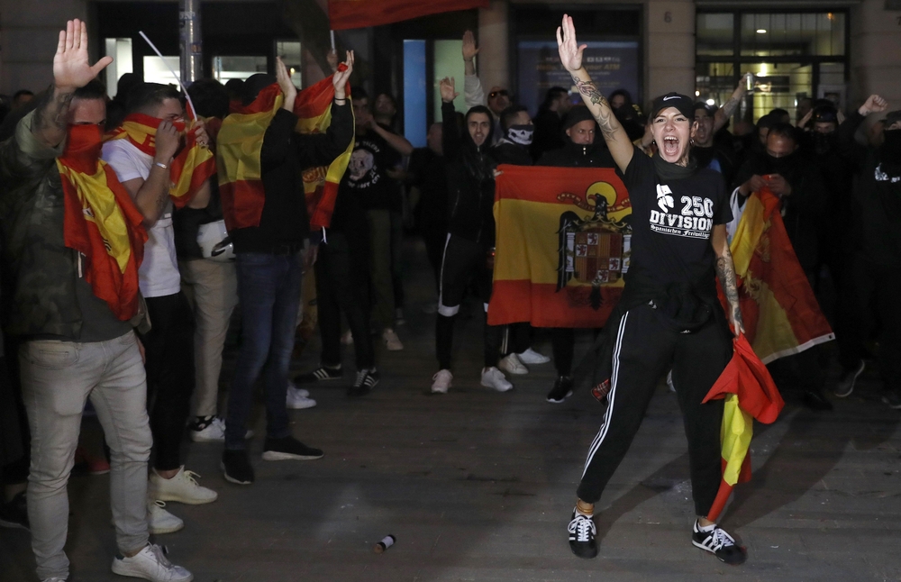 Miembros de la ultraderecha se manifiestan en Barcelona  / ANDREU DALMAU