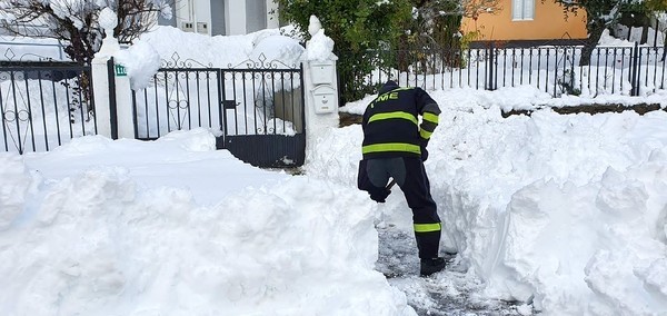 Siete tramos cerrados por la nieve y cadenas en dieciséis