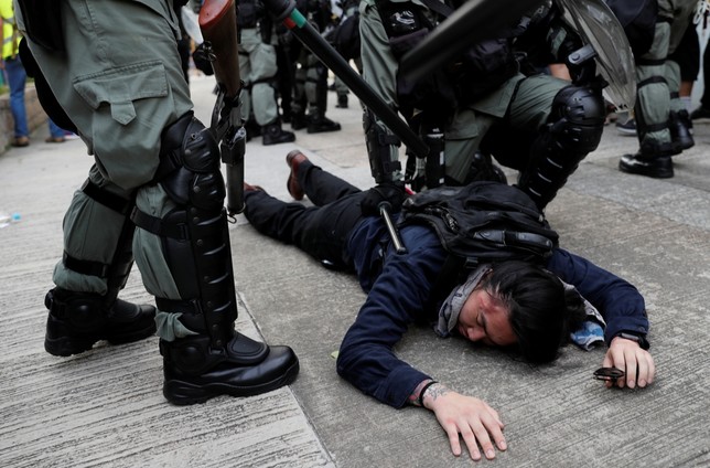Vuelve la violencia a las marchas de Hong Kong