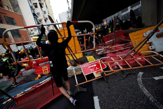 Vuelve la violencia a las marchas de Hong Kong