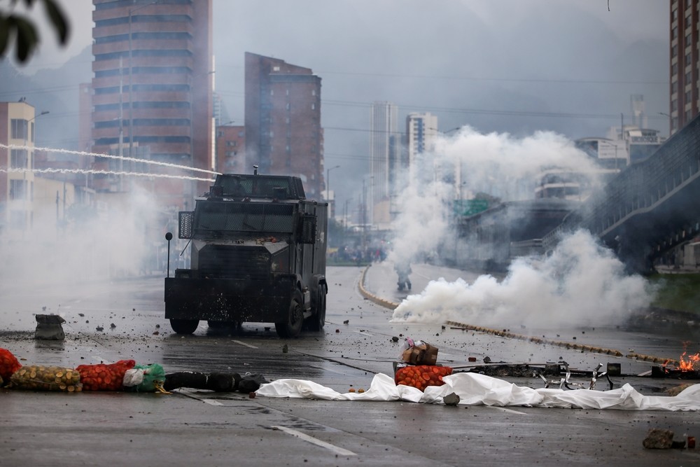 Batalla campal entre Policía y manifestantes en Colombia