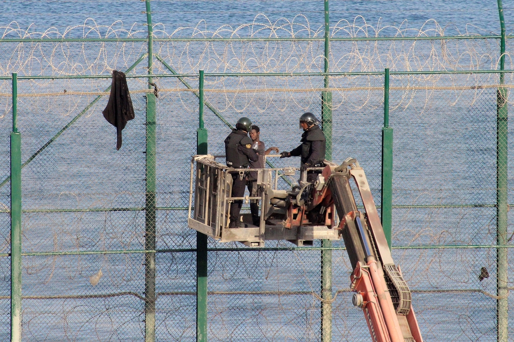 Más de un centenar de inmigrantes entran en Ceuta tras saltar la valla fronteriza  / REDUAN DRIS REGRAGUI