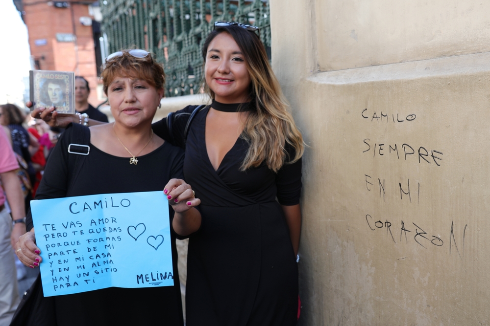 Fans con dedicatorias en la capilla ardiente de Camilo Sesto, instalada en la sede de la SGAE, un dÁ­a después de su fallecimiento, el 8 de septiembre de 2019.  / JESÚS HELLÁ­N