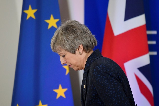 May retrasa la ley del Brexit, presionada por sus ministros