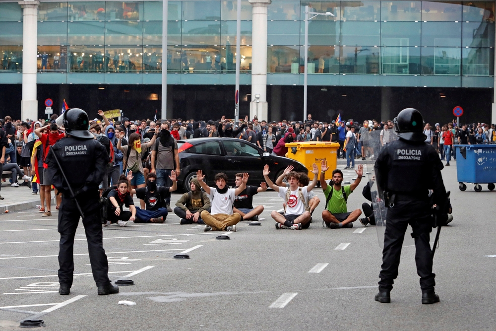 Activistas independentistas intentan paralizar el Aeropuerto de El Prat  / TONI ALBIR