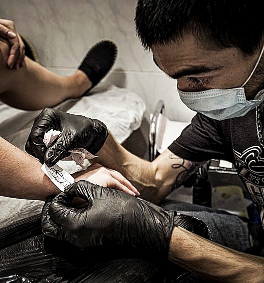 'Gracias por cuidarnos' en un tatuaje