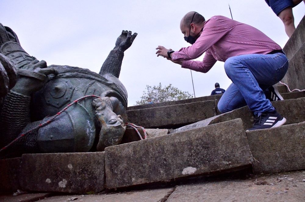 Indígenas derriban estatua del español Belalcázar en Colombia