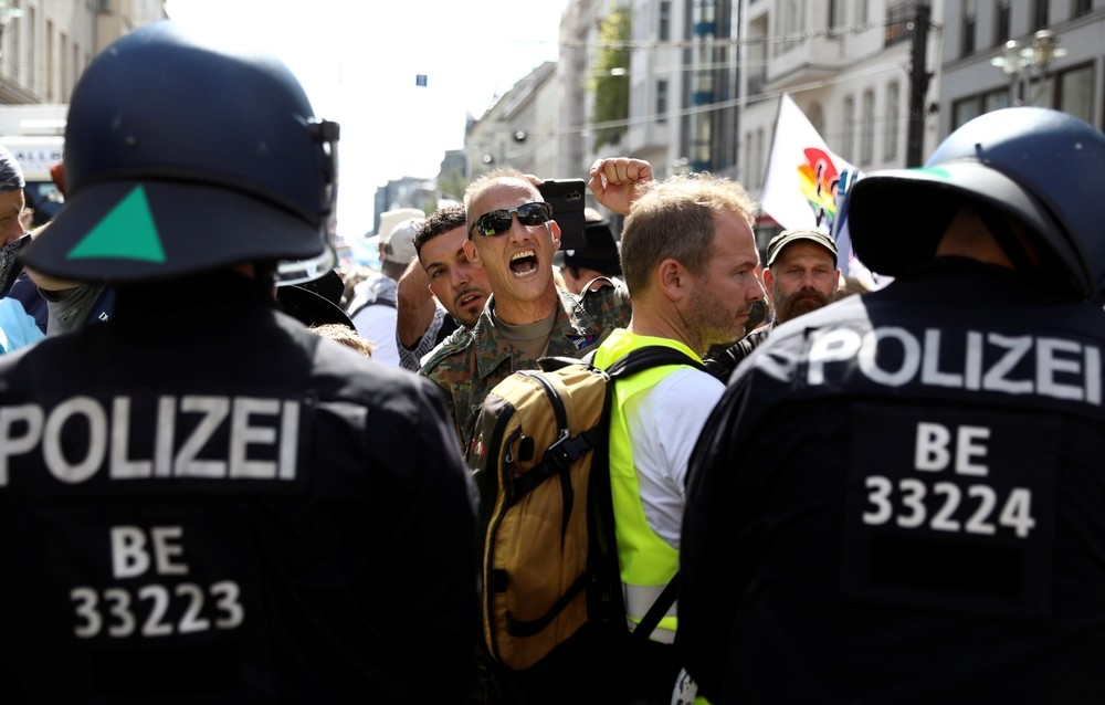 Miles de personas denuncian las medidas anticovid en Berlín