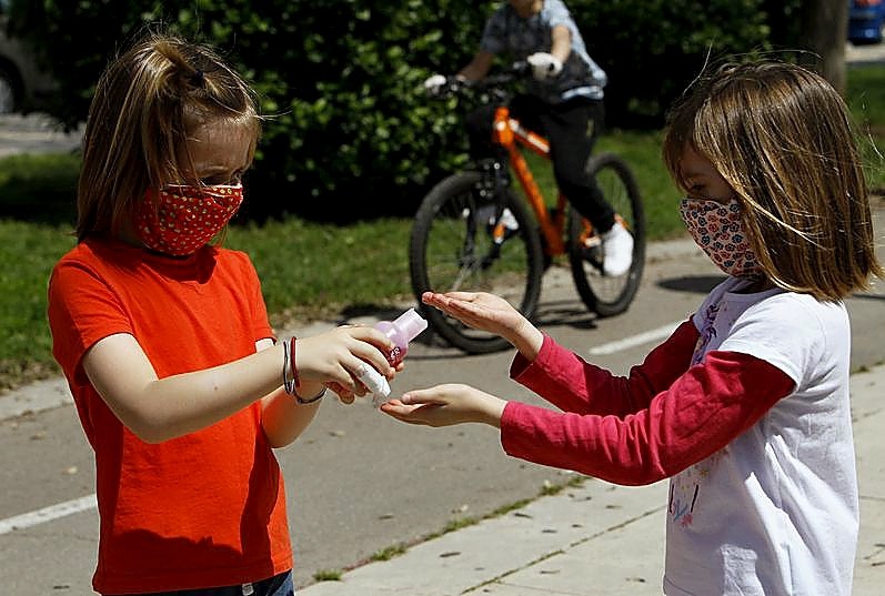 Estas niñas mallorquinas no olvidan las recomendaciones de higiene y protección. 