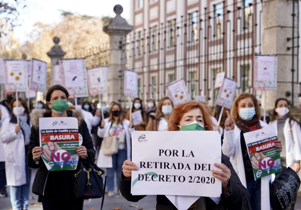 Los sanitarios protestan ante la Consejería por el decretazo