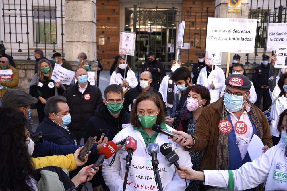 Los sanitarios protestan ante la Consejería por el decretazo