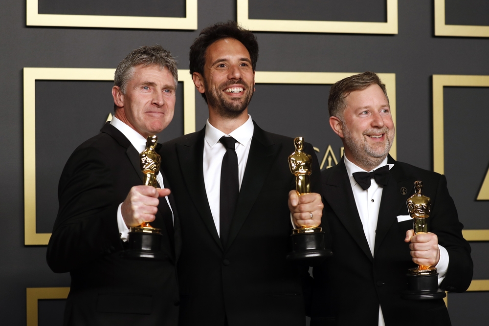 Guillaume Rocheron (c), Greg Butler (d) y Dominic Tuohy, con el Oscar a mejor fotografía por '1917', ganadora también de los Oscar a mejor edición sonido y mejores efectos visuales  / DAVID SWANSON