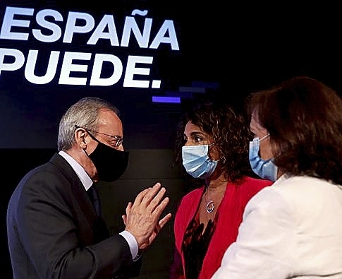 Carmen Calvo (d) y María Jesús Montero (c) conversan con el presidente de ACS, Florentino Pérez. 