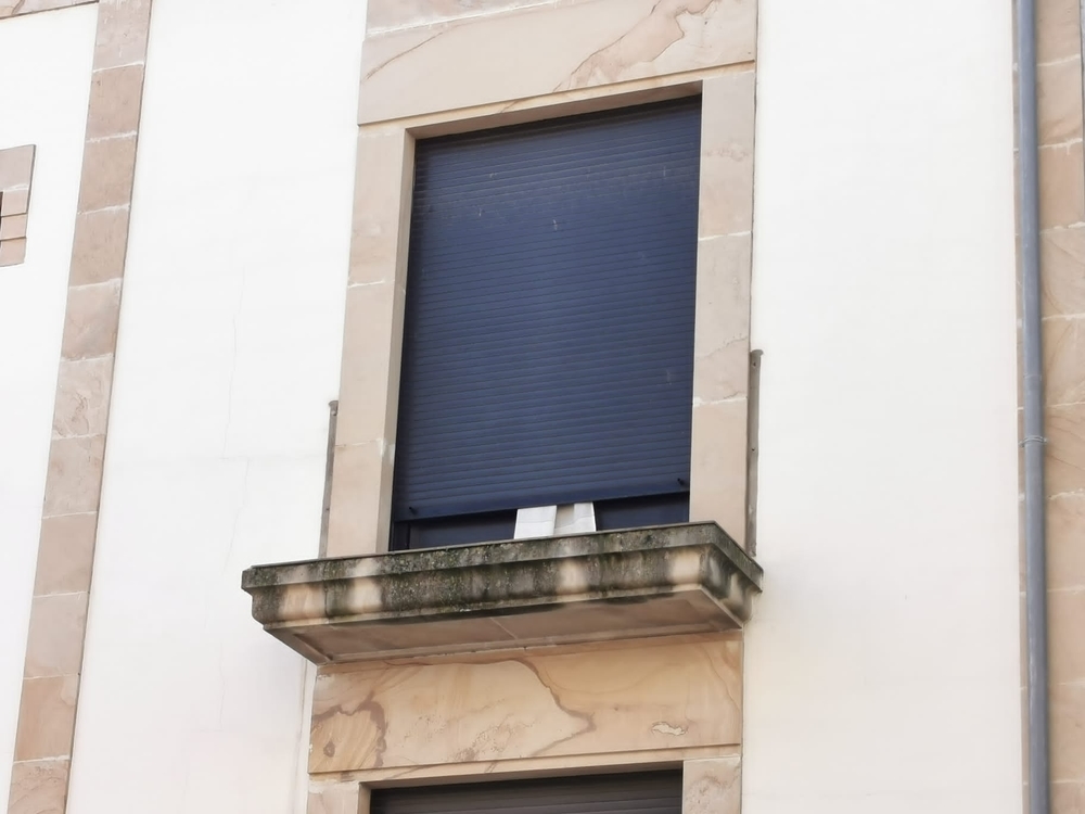 Susto en la calle Aguirre: el viento se lleva un balcón