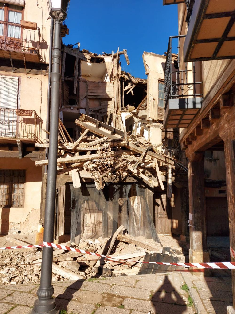 Se derrumba un edificio en pleno centro de Berlanga