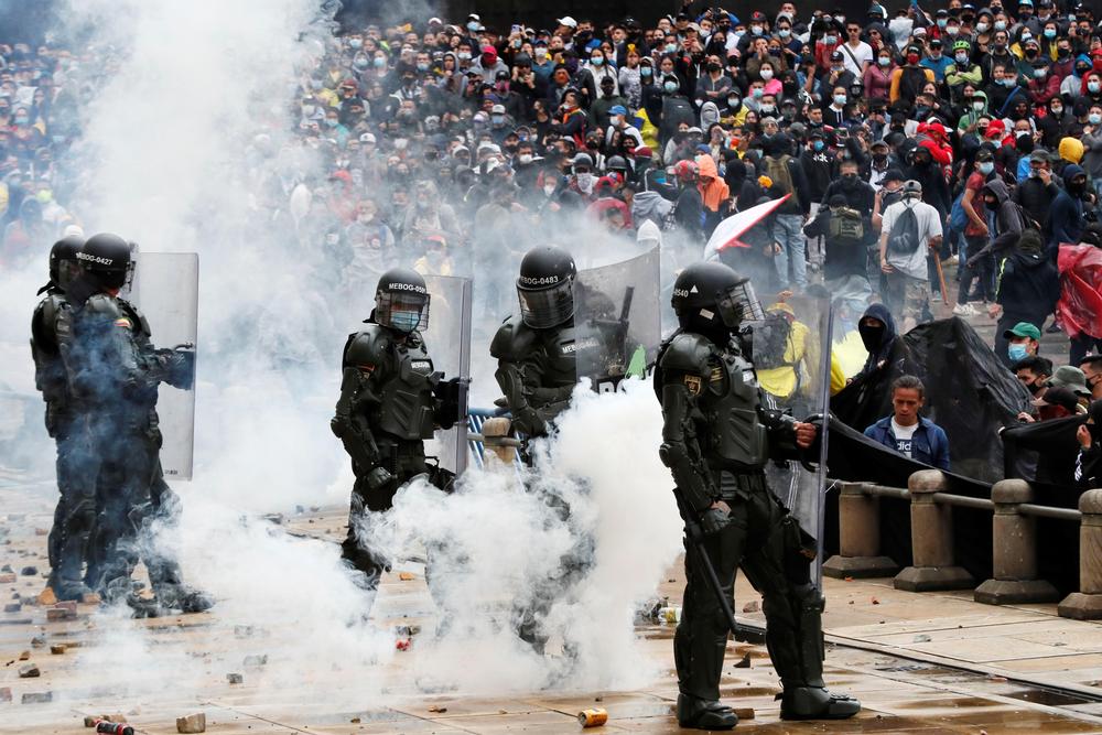 En disturbios termina protesta contra la reforma fiscal en Bogotá  / CARLOS ORTEGA