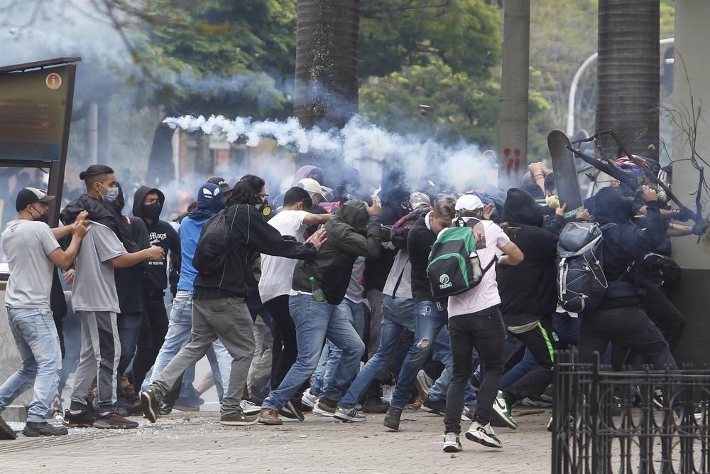 Protestas en la ciudad colombiana de MedellÁ­n contra la reforma tributaria  / LUIS EDUARDO NORIEGA A.