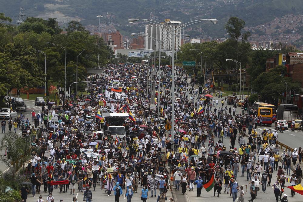 Protestas en la ciudad colombiana de MedellÁ­n contra la reforma tributaria  / LUIS EDUARDO NORIEGA A.