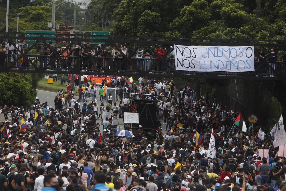 Protestas en la ciudad colombiana de MedellÁ­n contra la reforma tributaria  / LUIS EDUARDO NORIEGA A.
