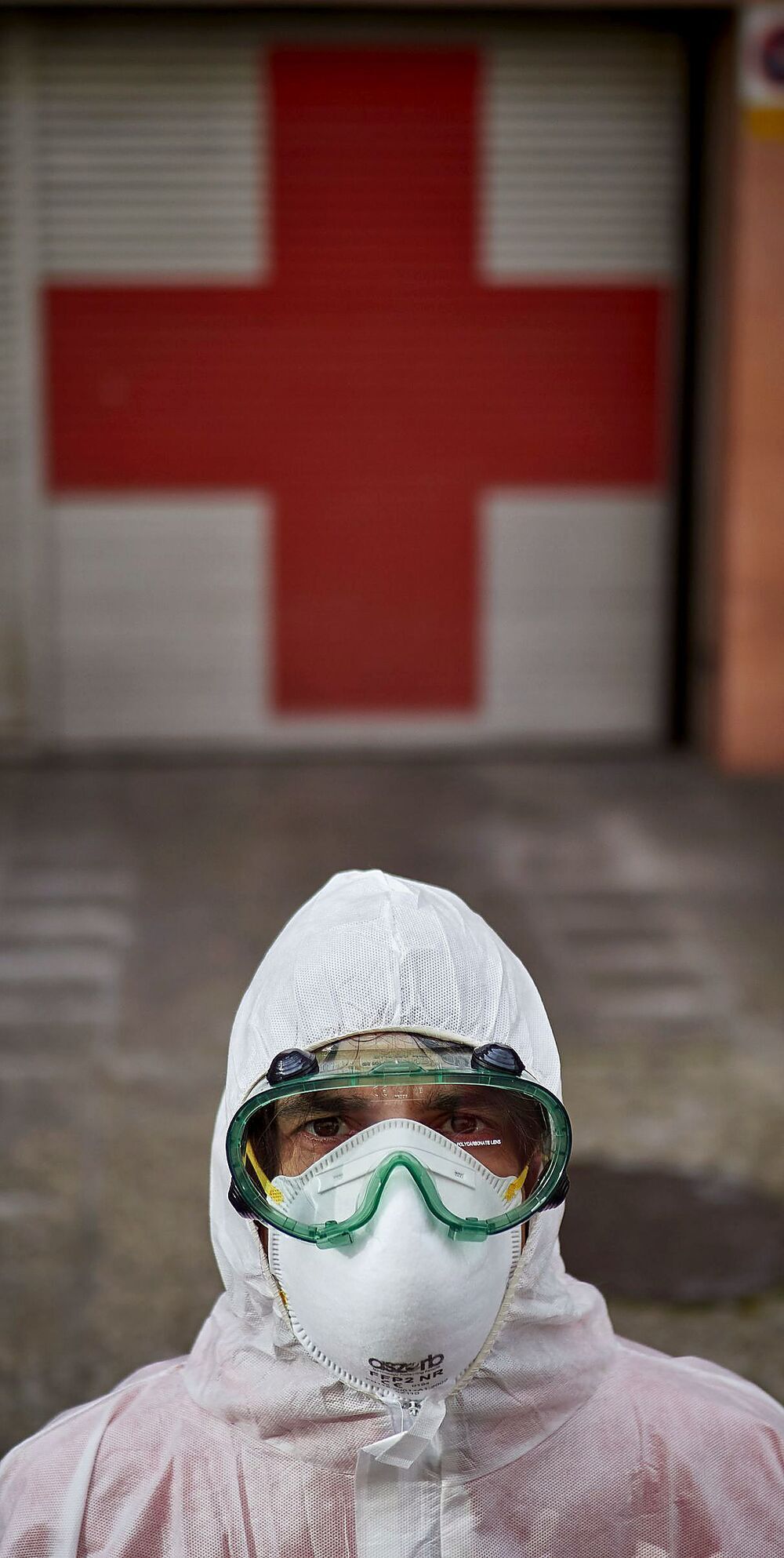 Un sanitario, ataviado con el equipo de protección individual (EPI) durante su trabajo.  