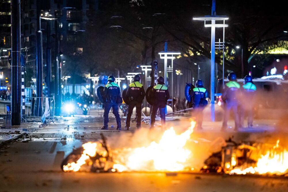 Riots in Rotterdam at protest against the 2G policy  / VLN NIEUWS