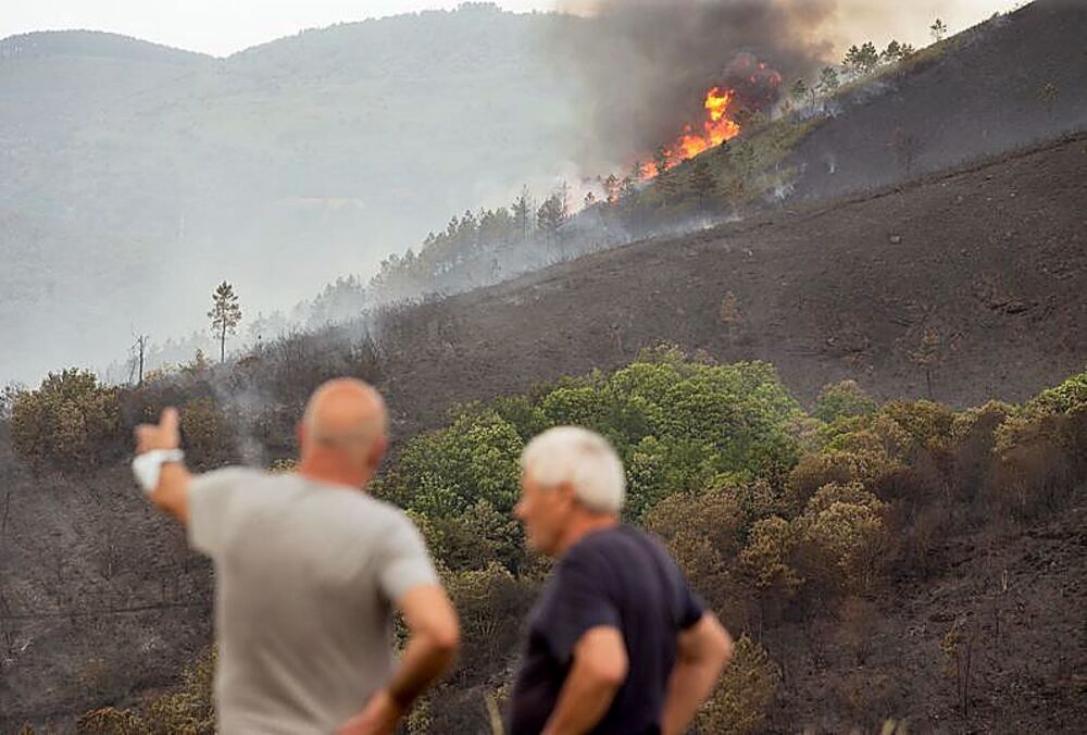 El Parque Natural Baixa Limia Serra do Xurés, en Orense, ha sido pasto de las llamas desde el viernes, cuando se declaró un fuego en la zona. 