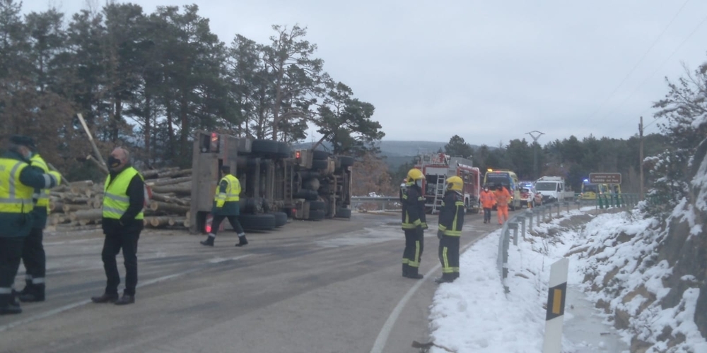 3 muertos en el choque entre camión y un turismo en Molinos