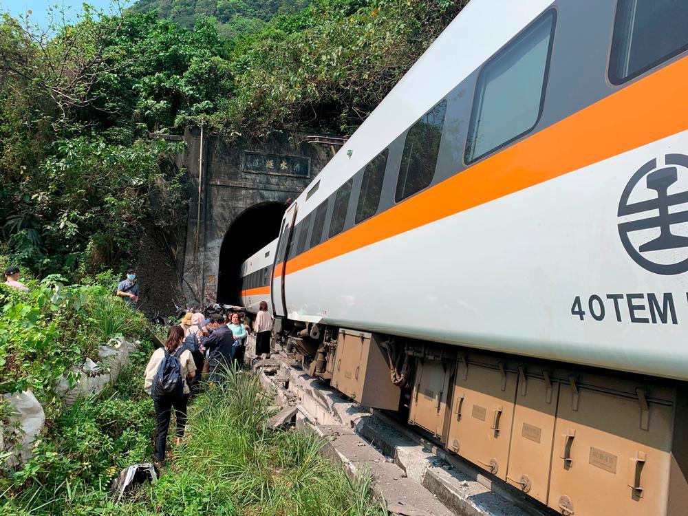 Al menos 36 personas mueren al descarrilar un tren en Taiwán