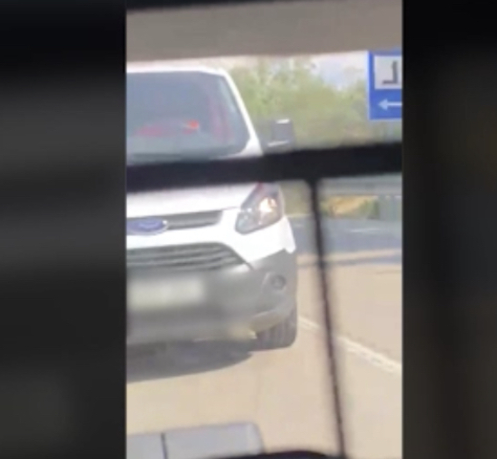 Impactante vídeo de un conductor arremetiendo a un coche