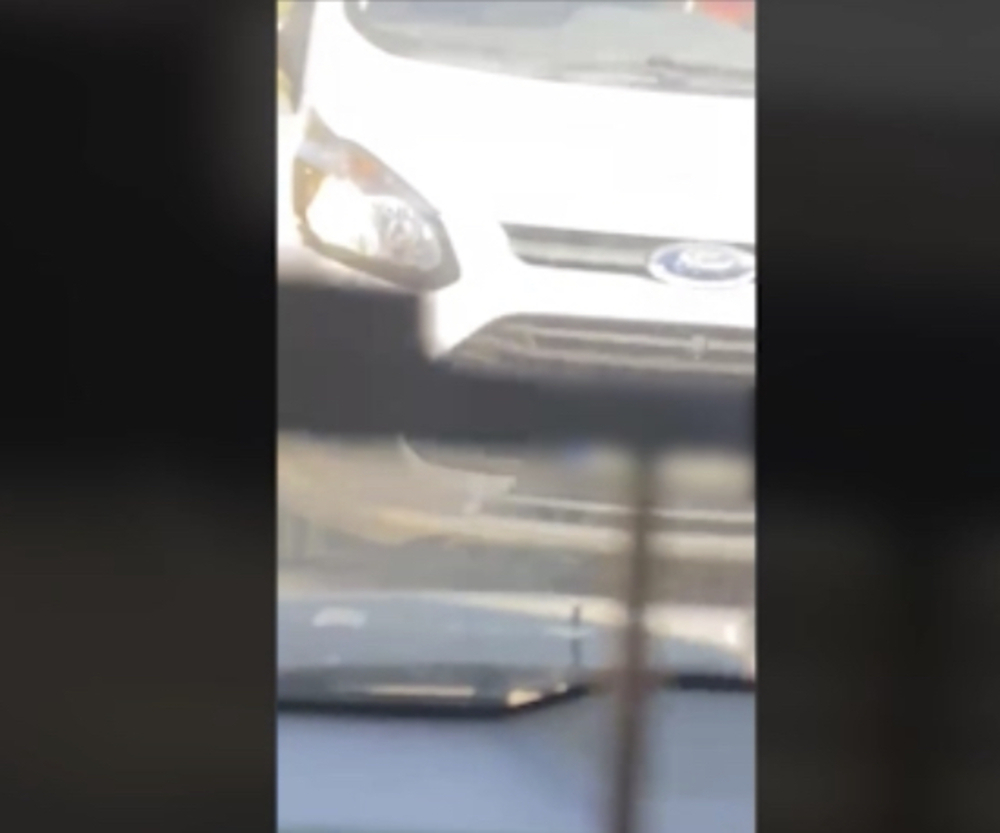 Impactante vídeo de un conductor arremetiendo a un coche