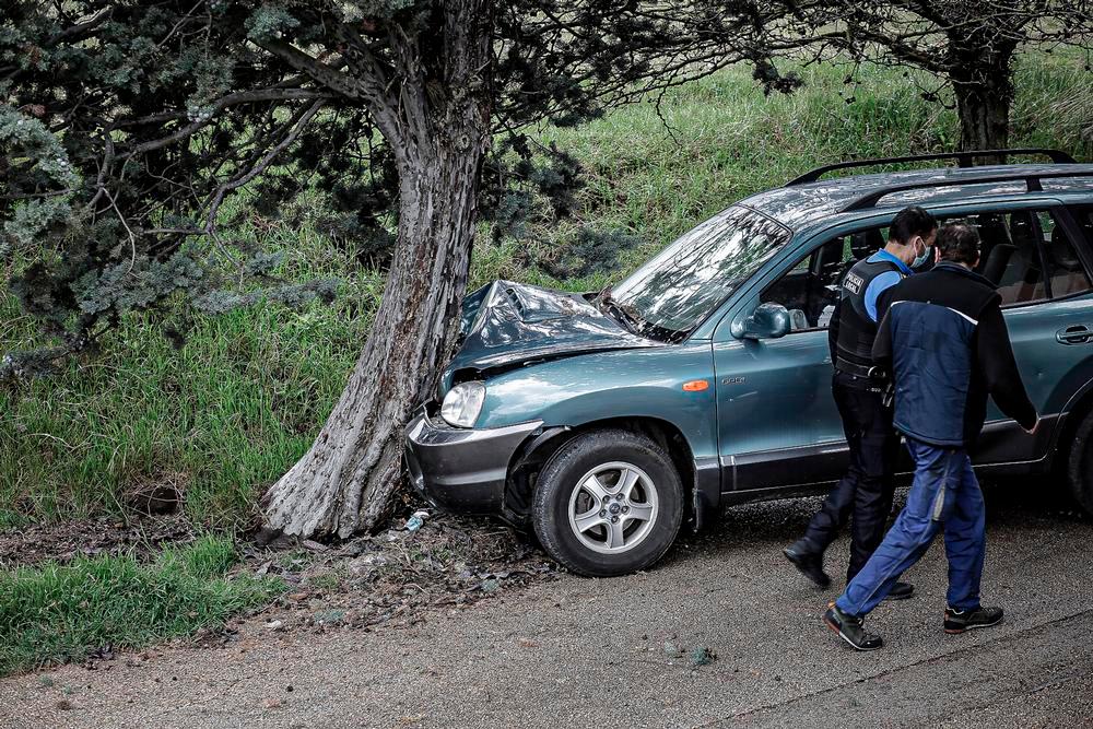 Aparatoso accidente de un vehículo contra un árbol en Soria