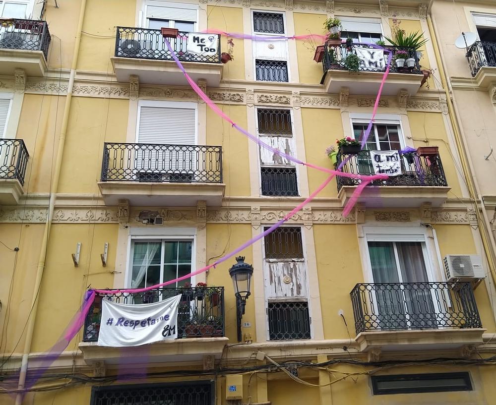 Balcón del barrio de Russafa de ValÁ¨ncia este 8M  / TERESA MEANA / ASAMBLEA FEMINIST