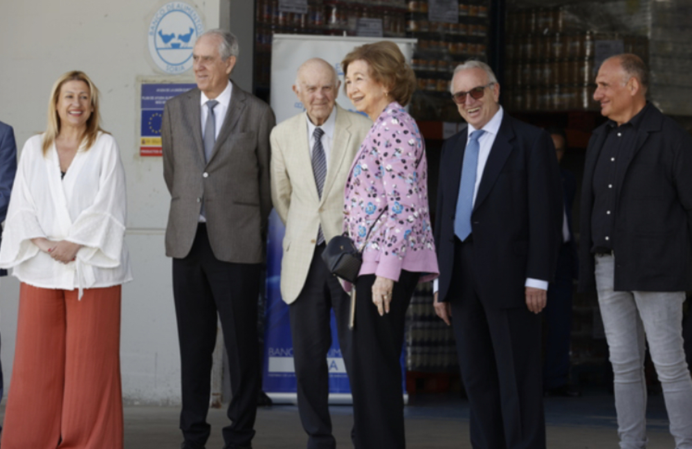 La Reina emérita visita el Banco de Alimentos de Soria