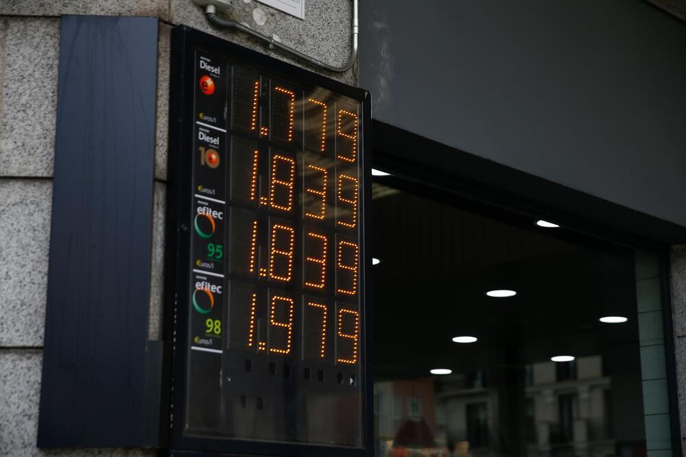 Un panel muestra el precio de los distintos combustibles en una gasolinera de Madrid, en una imagen de archivo.
