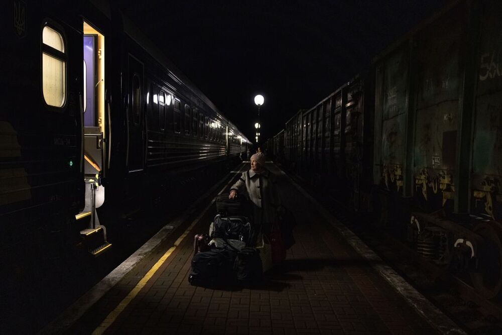 Muchos ucranianos esperan con el equipaje antes de abordar un tren de evacuación en la estación de Kherson.