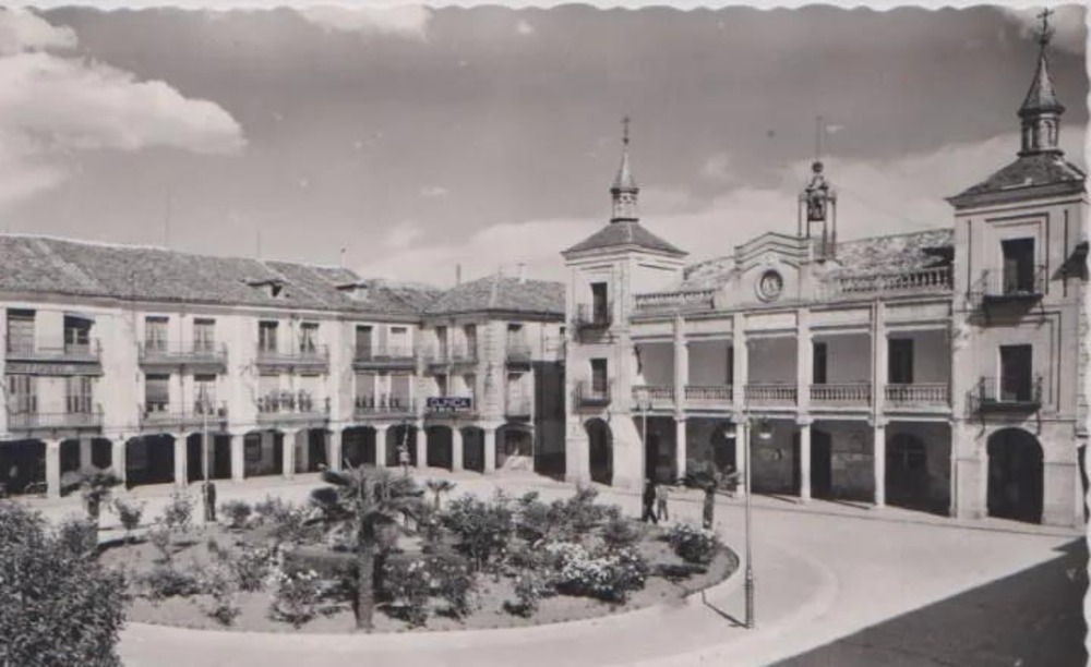 La plaza Mayor de El Burgo se renueva 