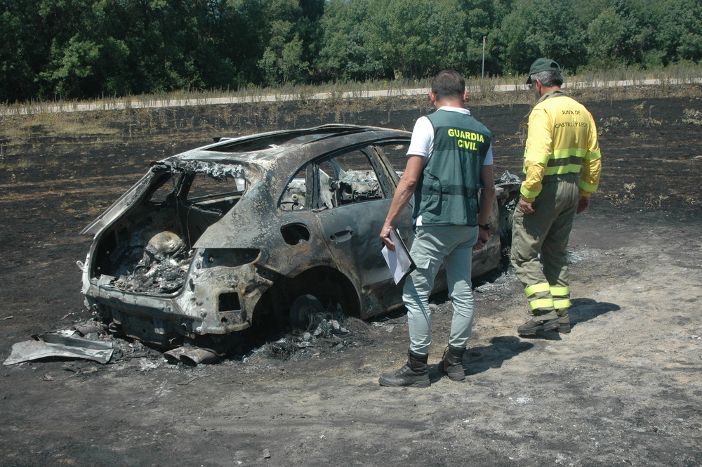 Estado en el que quedó el vehículo que, presuntamente, provocó el incendio en Valdeavellano.
