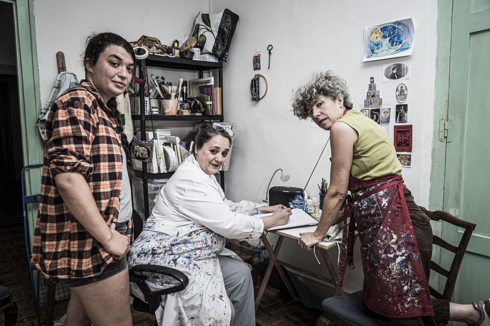 Tres de las artistas que conforman el taller de arte colaborativo La Casa de la Juana que tiene su sede en el Casino Círculo Amistad Numancia.