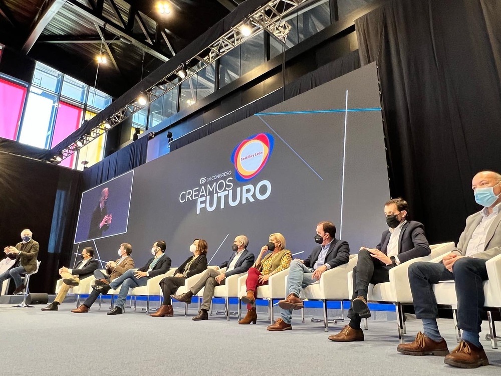 Serrano muestra su apoyo a Mañueco en el Congreso regional