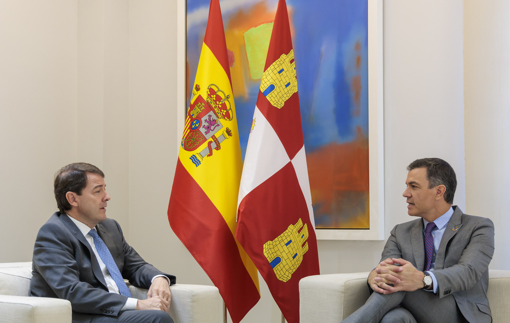 Alfonso Fernández Mañueco y Pedro Sánchez durante su reunión celebrada hoy en el palacio de la Moncloa.