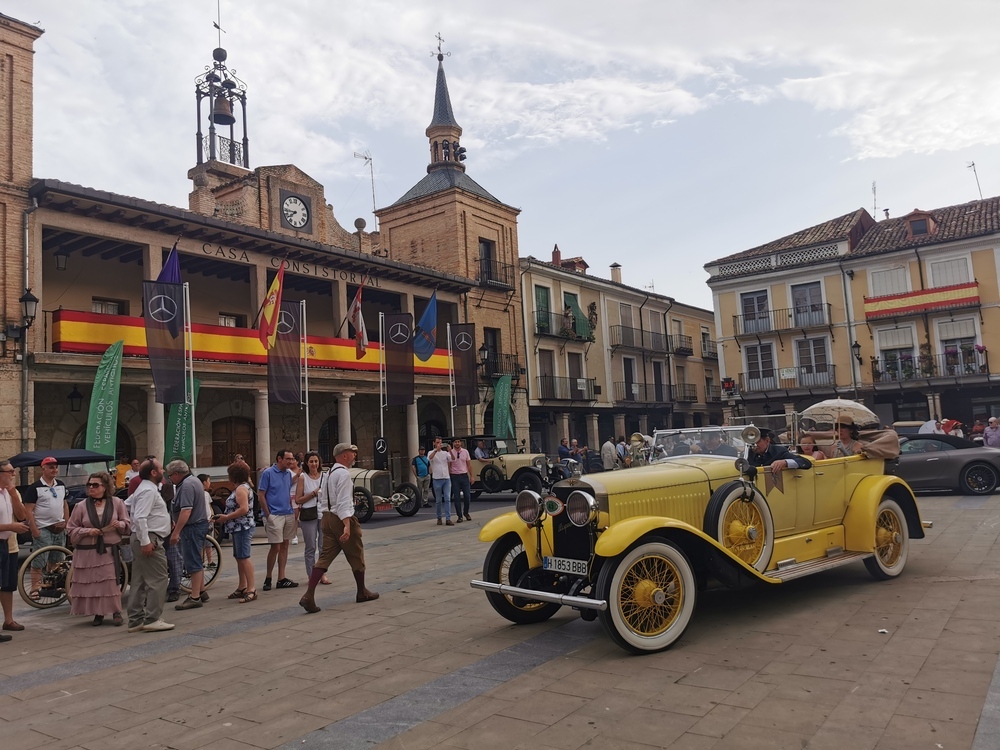 El Burgo de Osma viaja al siglo XX en coches centenarios